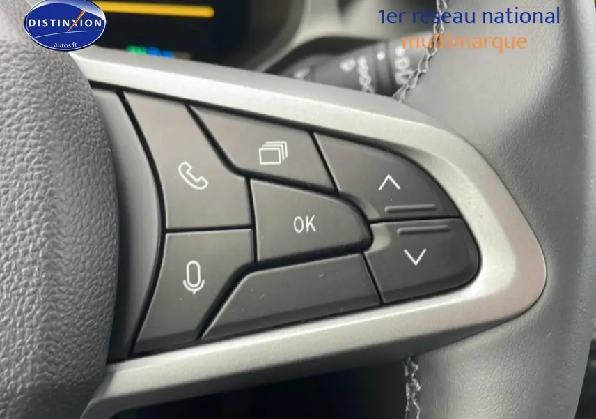 Gros plan sur les commandes multifonctions noires du volant en cuir du Dacia Bigster noir, côté gauche.