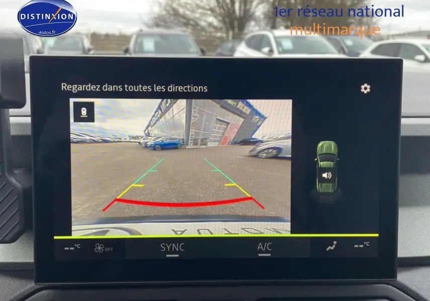 Écran central montrant la caméra de recul du Dacia Bigster noir avec lignes d’aide au stationnement en extérieur.