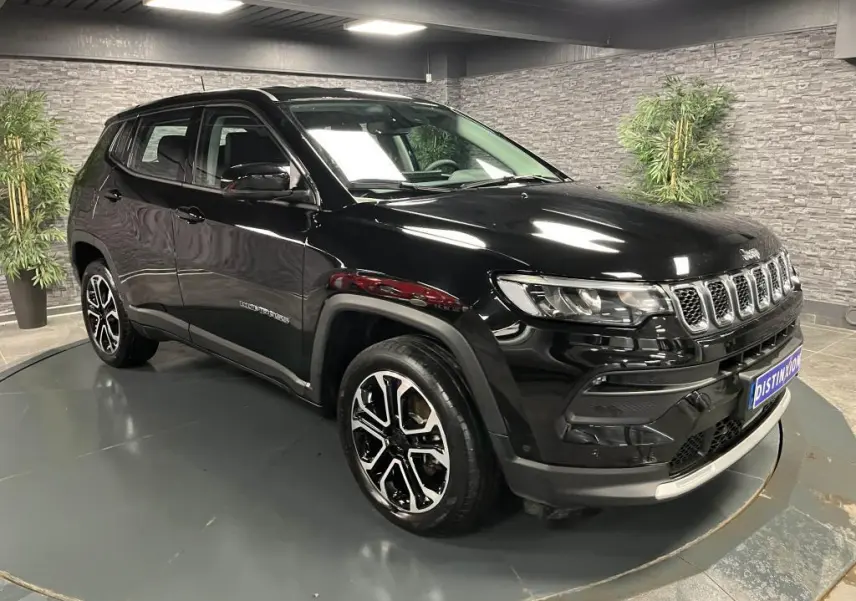 Jeep Compass noir en 3/4 avant droit, avec jantes alliage 18 pouces et signature lumineuse LED distinctive.