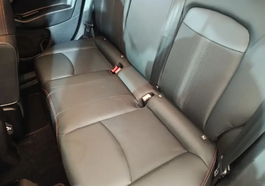 Vue rapprochée de la banquette arrière noire en cuir avec surpiqûres rouges du Fiat 500X 2021.
