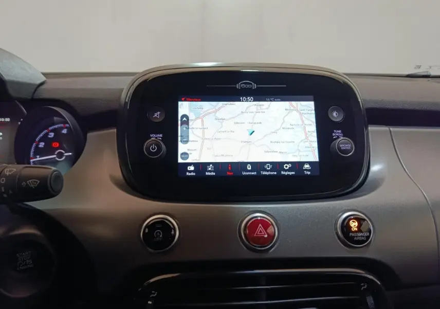 Vue rapprochée du tableau de bord de la Fiat 500X 2021 avec écran tactile de navigation et boutons de commande.