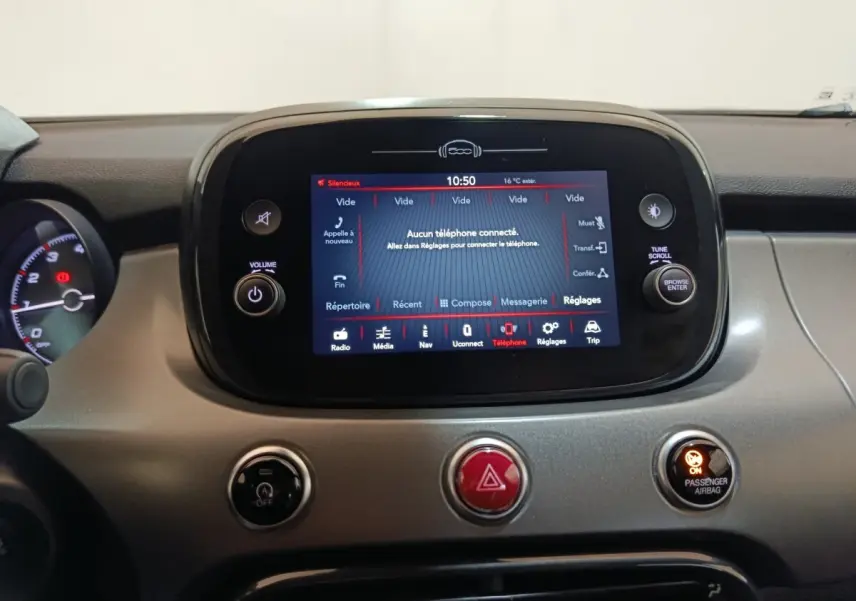 Vue rapprochée du tableau de bord gris du Fiat 500X 2021 avec écran tactile central allumé affichant le menu téléphone.