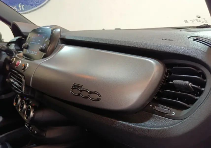 Tableau de bord gris métallisé de la Fiat 500X 2021 vu de côté droit avec écran tactile et aérateurs noirs.