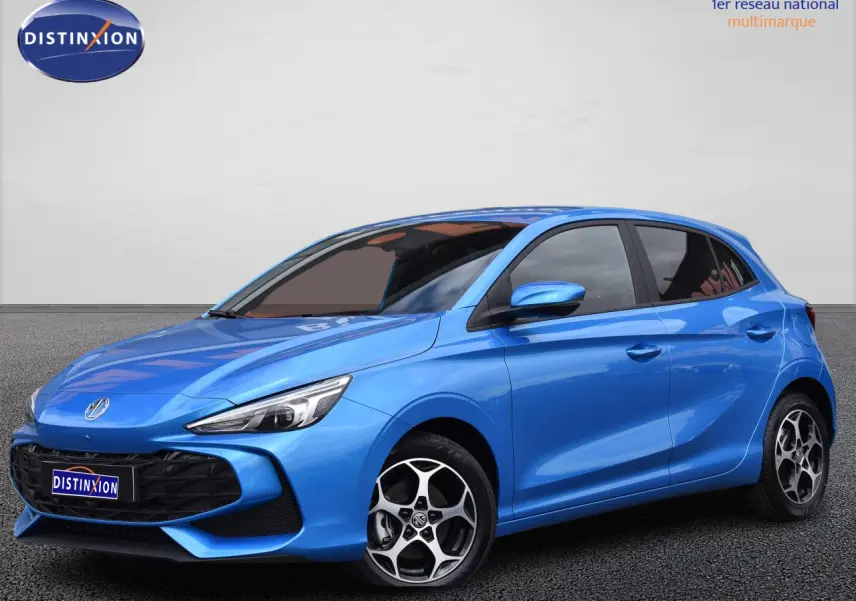 MG3 1.5 Hybrid+ 195 Luxury bleu en 3/4 avant droit avec jantes alliage 16 pouces et phares LED.