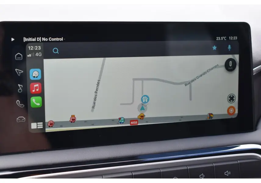 Écran tactile 10,25 pouces du MG3 1.5 HYBRID+ 195 LUXURY affichant une carte de navigation avec interface connectée.