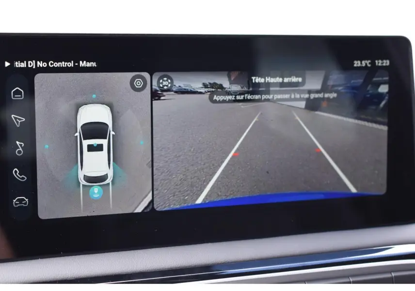 Écran tactile intérieur montrant la caméra 360° et la vue arrière avec bord bleu du MG3 1.5 HYBRID+ 195 LUXURY.