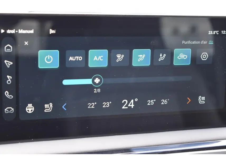 Écran tactile central affichant les commandes de climatisation automatique dans un MG3 bleu 2026.