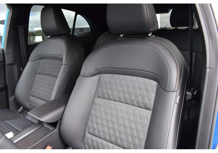 Gros plan sur les sièges avant en cuir noir avec surpiqûres orange du MG3 1.5 HYBRID+ 195 Luxury bleu, vue intérieure côté droit.