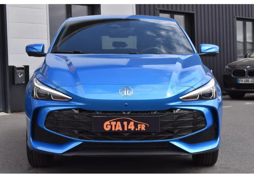 Vue frontale d'une MG3 1.5 HYBRID+ 195 LUXURY bleue métallisée avec calandre noire et phares LED marqués.