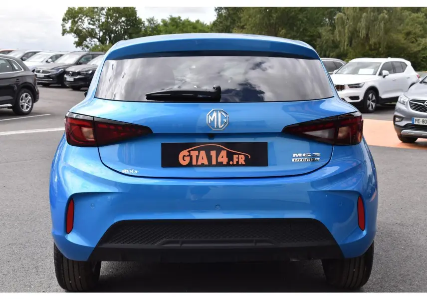 Vue arrière d'une MG3 1.5 Hybrid+ 195 Luxury bleue métallisée avec feux arrière LED et lunette surteintée.