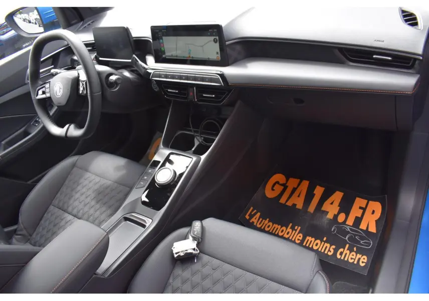 Vue intérieure avant droite du MG3 1.5 HYBRID+ 195 LUXURY bleu, avec tableau de bord moderne et écran tactile.