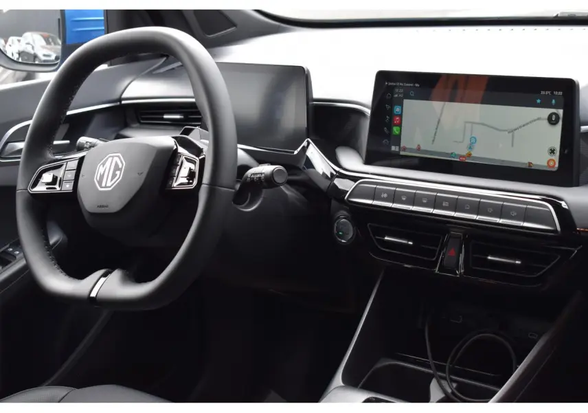 Vue intérieure côté conducteur du tableau de bord noir du MG3 1.5 HYBRID+ 195 LUXURY avec écran tactile et volant multifonction.