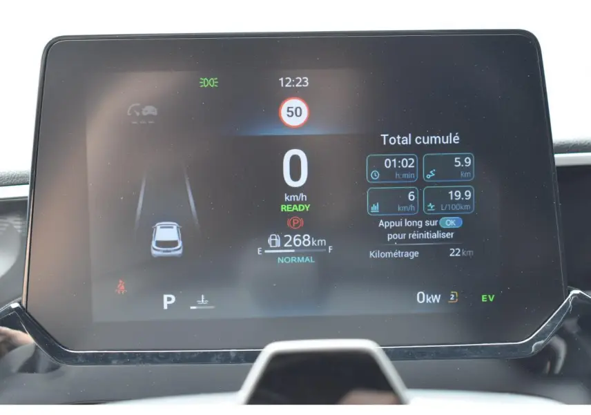 Affichage numérique du tableau de bord du MG3 1.5 HYBRID+ 195 LUXURY montrant la vitesse à 0 km/h et l'autonomie restante.