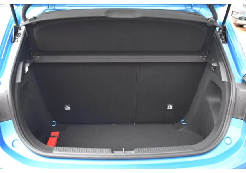 Coffre ouvert d’une MG3 1.5 HYBRID+ 195 LUXURY bleu, vue arrière centrée montrant l’espace de chargement vide.
