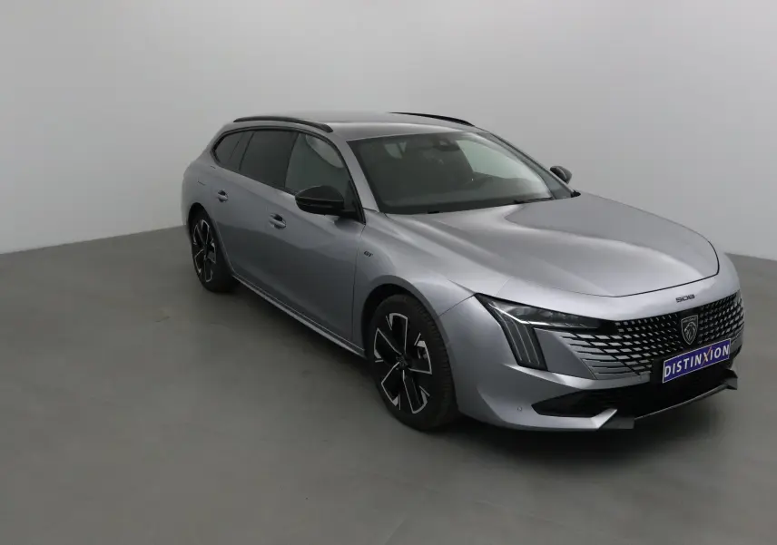 Peugeot 508 SW gris Artense vue 3/4 avant droit, avec calandre distinctive et phares Full LED Peugeot.