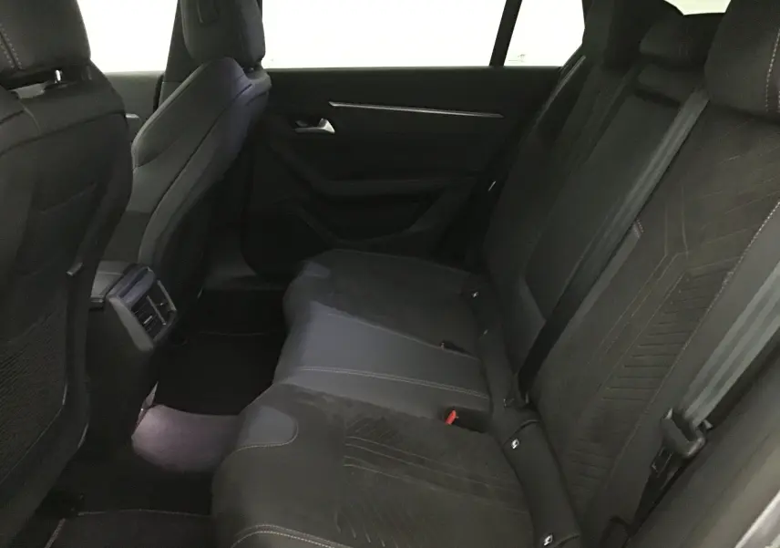 Vue intérieure arrière droite des sièges arrière en cuir noir de la Peugeot 508 SW 2024 finition GT S&S.