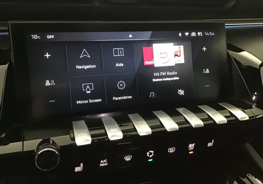 Écran tactile central et commandes piano de la Peugeot 508 SW 2024, finition GT, ambiance intérieure noire raffinée.
