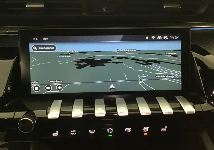 Écran tactile central avec navigation GPS affichée dans l’habitacle du Peugeot 508 SW gris Artense, vue intérieure.