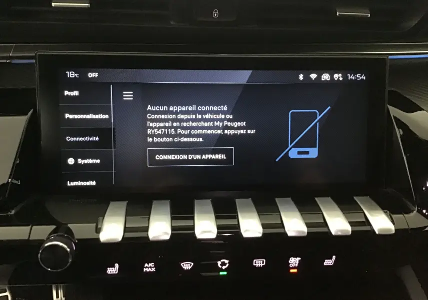 Écran tactile central du tableau de bord de la Peugeot 508 SW gris Artense, avec commandes climatisation et connectivité affichées.