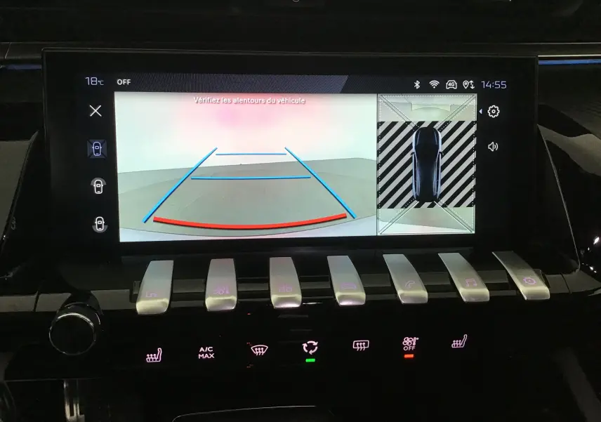 Écran tactile intérieur du Peugeot 508 SW 2024 montrant la caméra de recul et l'affichage 360° en tableau de bord noir.