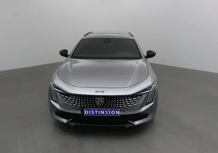 Vue avant centrée d'une Peugeot 508 SW gris Artense avec calandre distinctive et phares Full LED.
