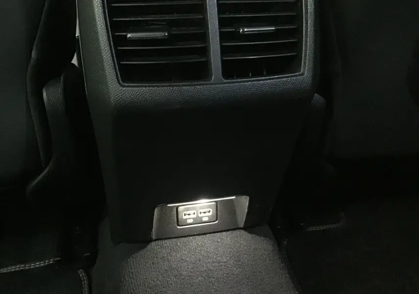 Prise USB double au bas de la console centrale arrière du Peugeot 508 SW gris Artense, intérieur sombre.
