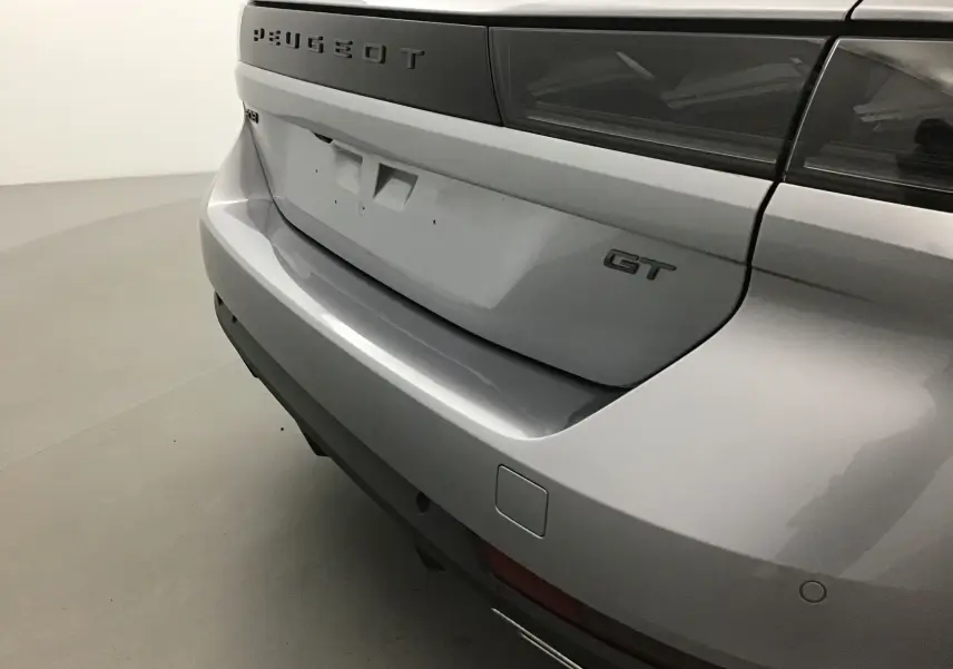 Vue rapprochée du coffre arrière droit gris Artense d'une Peugeot 508 SW GT avec logo et feux sombres.