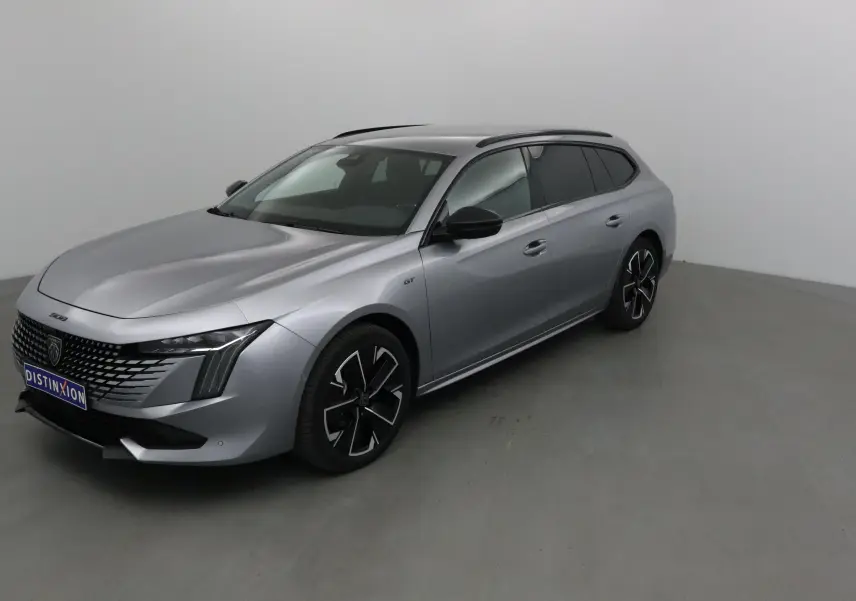Peugeot 508 SW gris Artense vue 3/4 avant droit, avec jantes noires et phares Full LED distinctifs.