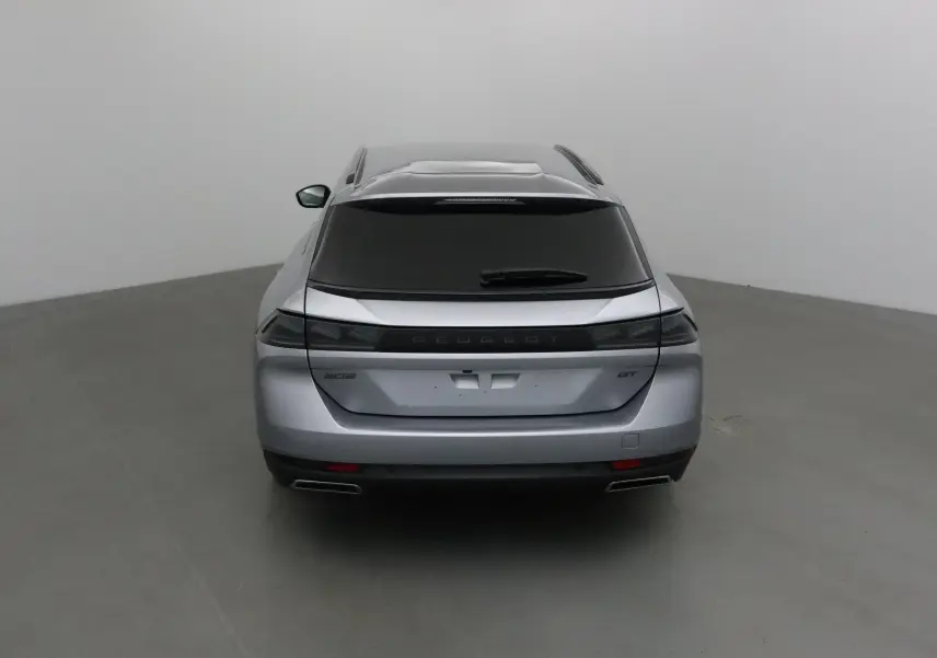 Vue arrière d'un Peugeot 508 SW gris Artense 2024 avec feux arrière noirs et double sortie d'échappement chromée.