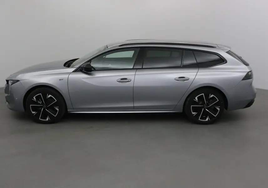 Peugeot 508 SW gris Artense vue profil côté gauche, avec jantes noires et badge GT visible sur l'aile avant.