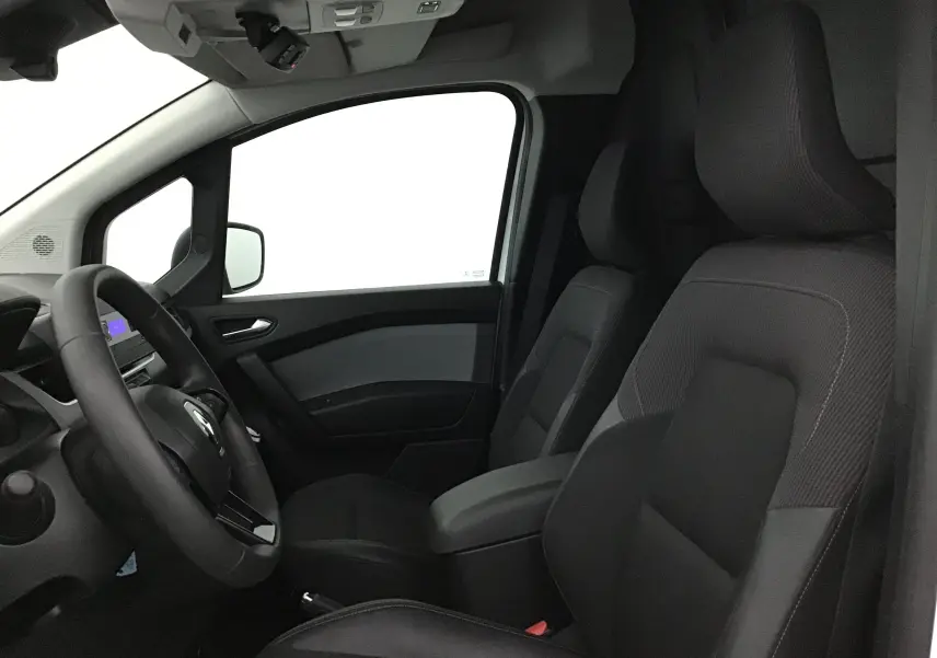 Vue intérieure côté conducteur du Renault Kangoo blanc 2022, mettant en valeur les sièges et le volant multifonction.