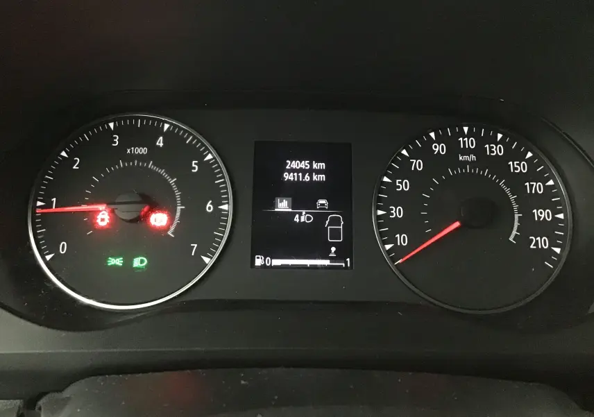 Tableau de bord du Renault Kangoo blanc 2022, affichant compte-tours, vitesse et écran central avec kilométrage.