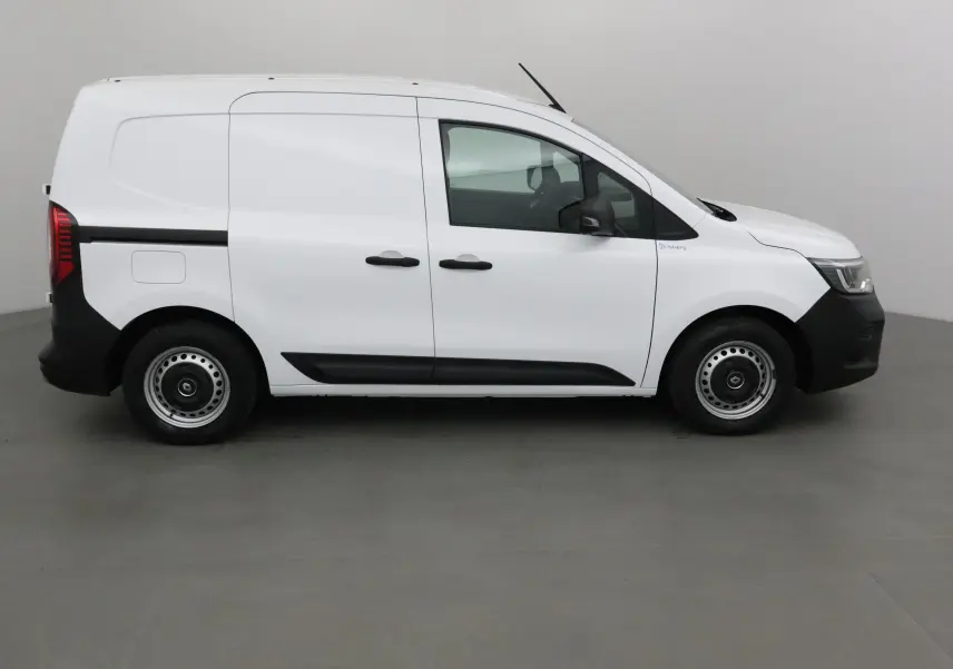 Profil côté droit d’un Renault Kangoo blanc 2022 version frigo, avec cellule frigorifique et détails noirs contrastants.