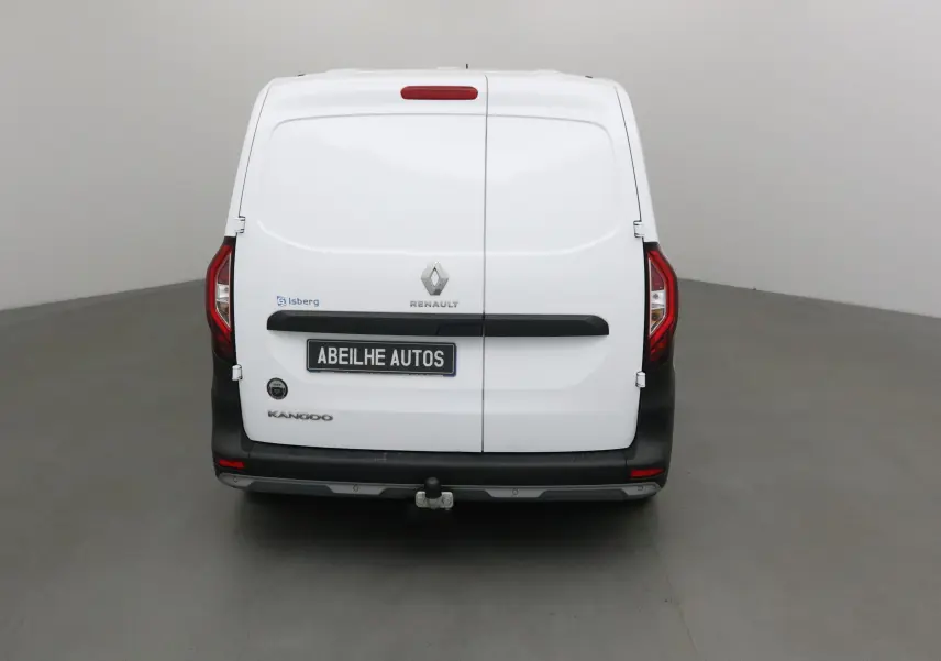 Vue arrière d'un utilitaire blanc Renault Kangoo 2022 avec attelage et cellule frigorifique visible sur les portes arrière.