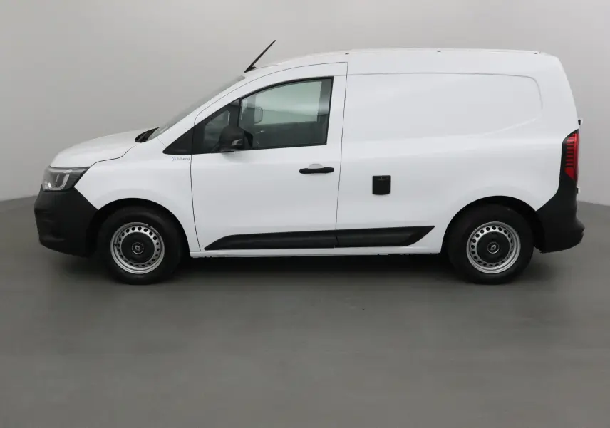 Profil côté gauche d’un utilitaire Renault Kangoo blanc 2022 avec cellule frigorifique et jantes acier.