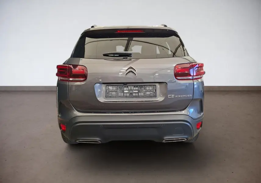 Vue arrière d'un Citroën C5 Aircross gris Platinium avec feux arrière LED et double sortie d'échappement intégrée.