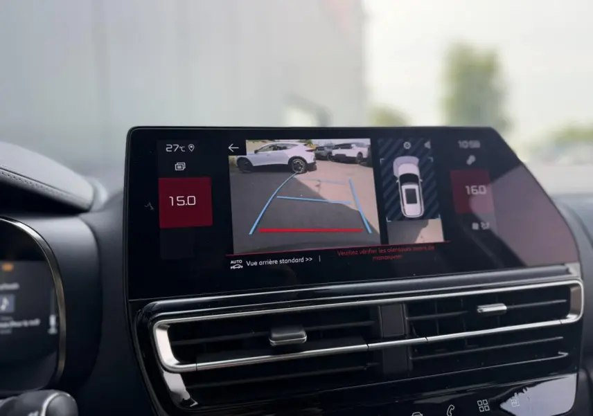 Vue rapprochée de l’écran tactile intérieur du Citroën C5 Aircross gris Platinium affichant la caméra de recul et l’aide au stationnement.