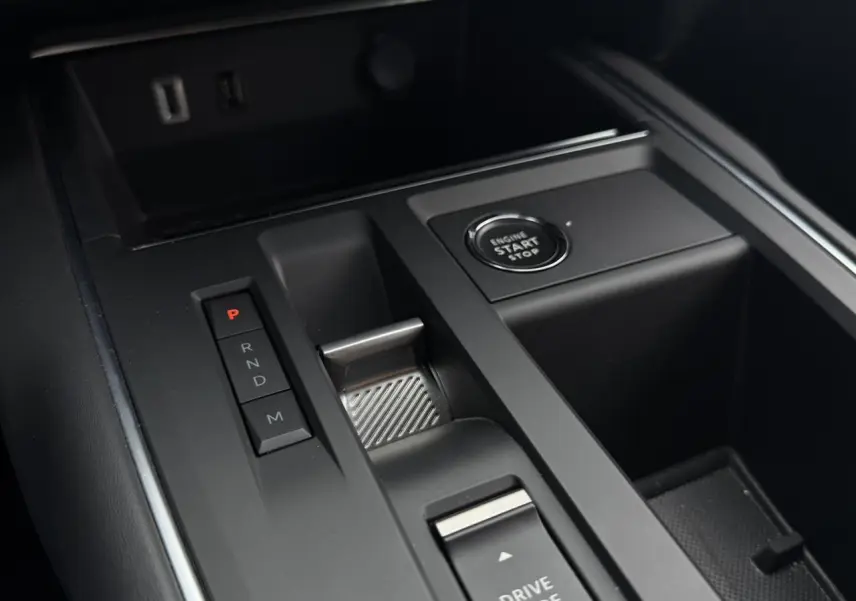 Gros plan sur la console centrale noire du Citroën C5 Aircross 2025 avec bouton start/stop et sélecteur de boîte auto.