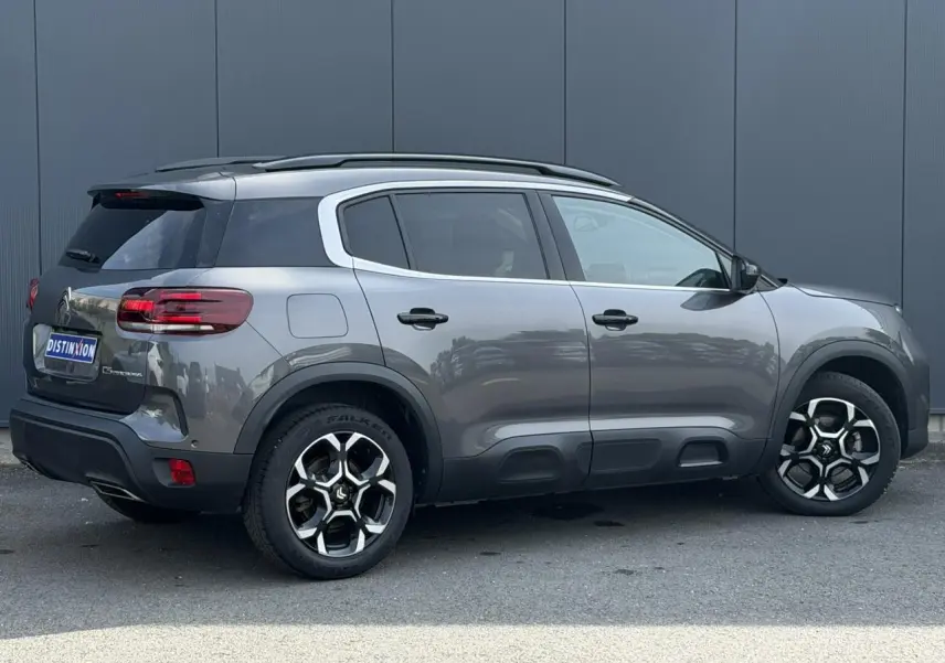 Citroën C5 Aircross gris Platinium en profil droit, avec jantes alliage 18'' et barres de toit noires.
