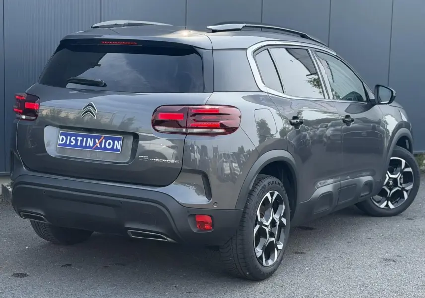 Citroën C5 Aircross gris Platinium en 3/4 arrière droit, avec jantes alliage bi-ton et feux arrière LED 3D.