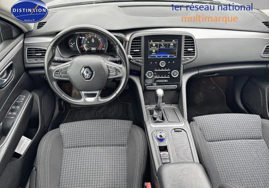 Vue intérieure avant du Renault Talisman gris alu 2020 avec volant cuir multifonction et console centrale équipée.