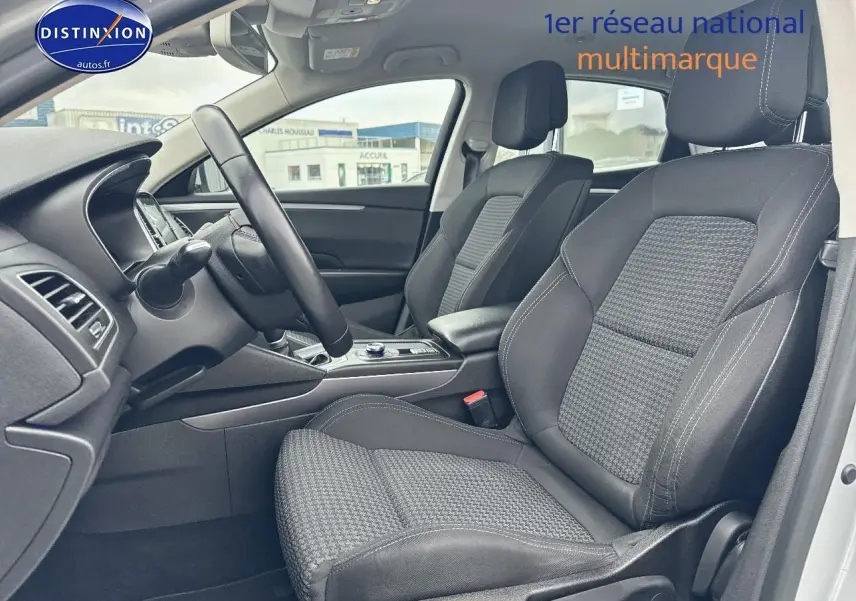 Vue intérieure côté conducteur de la Renault Talisman 2020 avec sièges tissu noir et accoudoir central.