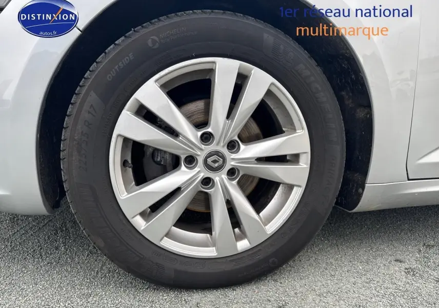 Gros plan sur la roue avant gauche en jante alu du Renault Talisman gris alu 2020.