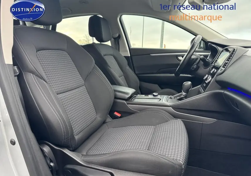 Intérieur avant de la Renault Talisman 2020, sièges tissu noir et console centrale avec volant multifonction.