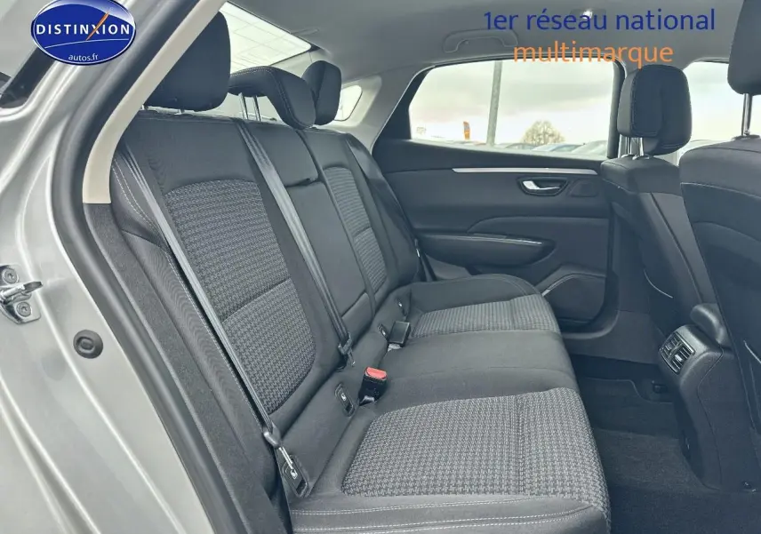 Vue intérieure côté droit des sièges arrière en tissu noir du Renault Talisman gris alu 2020, version Zen EDC.