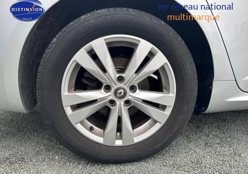 Gros plan sur la jante alu grise côté avant droit d'une Renault Talisman gris alu 2020.