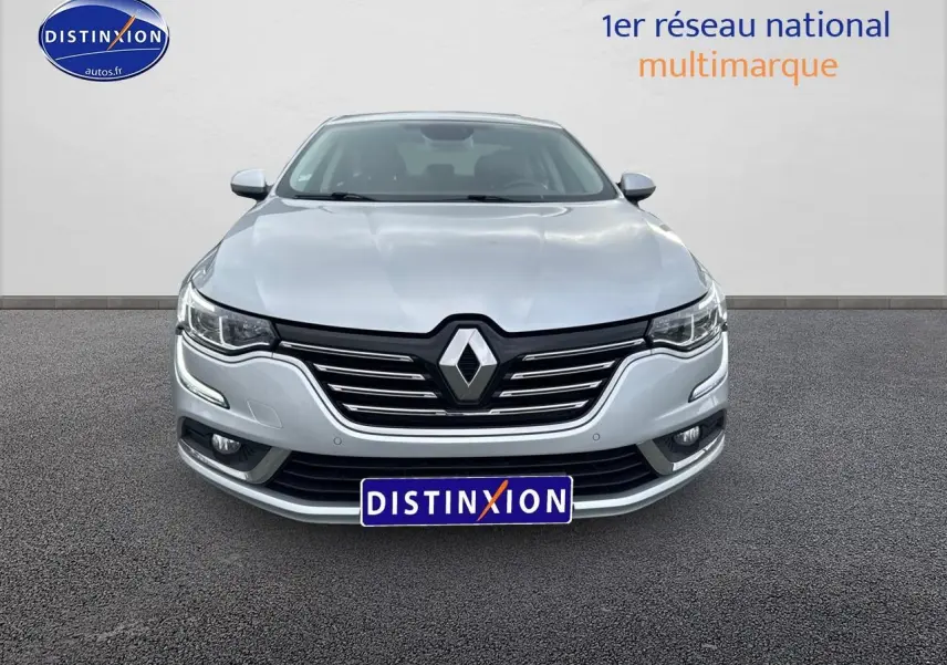 Vue frontale d'une Renault Talisman gris alu 2020 avec calandre noire et phares LED allumés.