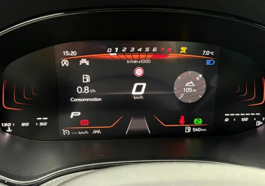 Vue rapprochée du combiné d'instruments digital de la SEAT Ibiza 2024, affichage noir avec détails rouges et blancs.