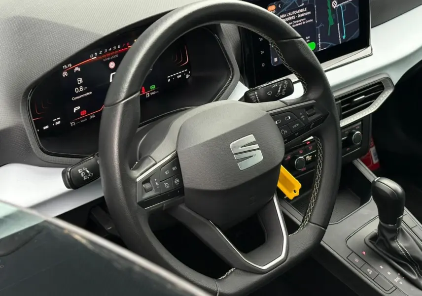 Vue intérieure centrée sur le volant cuir multifonction et le combiné digital de la SEAT Ibiza 2024 couleur Argent Urbain.