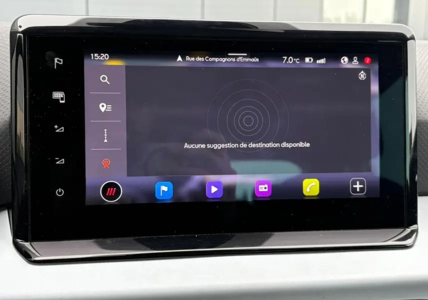 Écran tactile du GPS de la SEAT Ibiza TSI 115 DSG Move! 2024, affichage clair avec interface moderne.